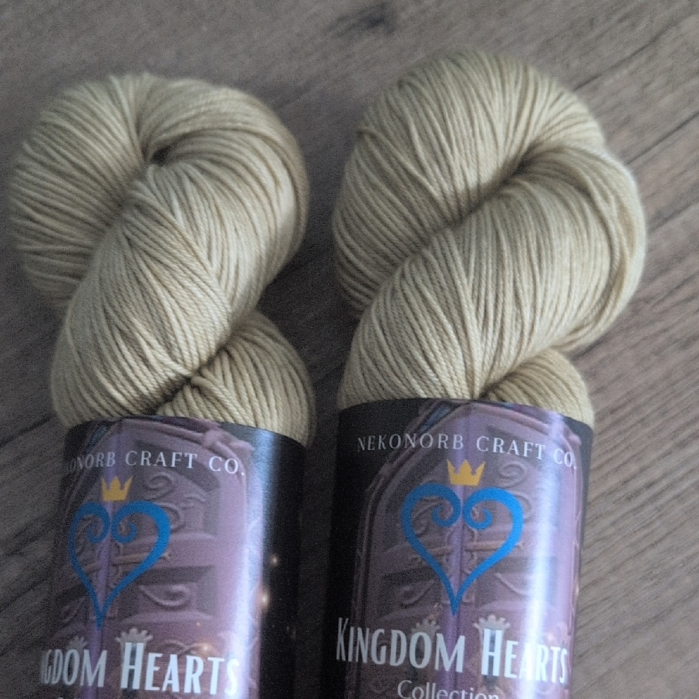 Set of 2 Skeins of Light Golden Fingering Weight Yarn - Picture 3 of 8